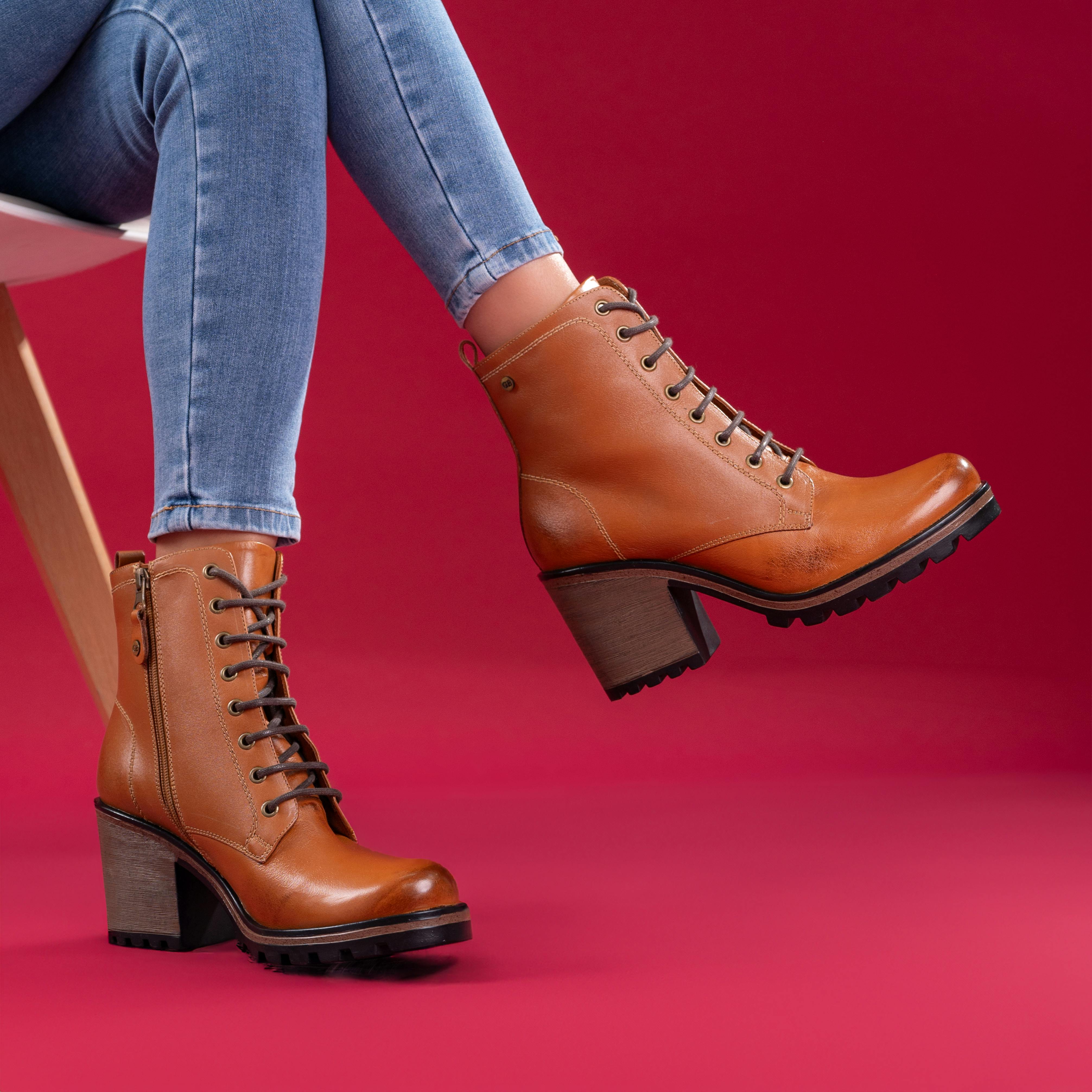 Outfit Autunno 2024: gli Stivali con i lacci
